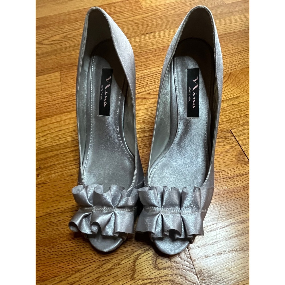 Nina New York Silver Heels Peep Toe Ruffle Occasion Shoes 8 1/2 4 1/2" Heel